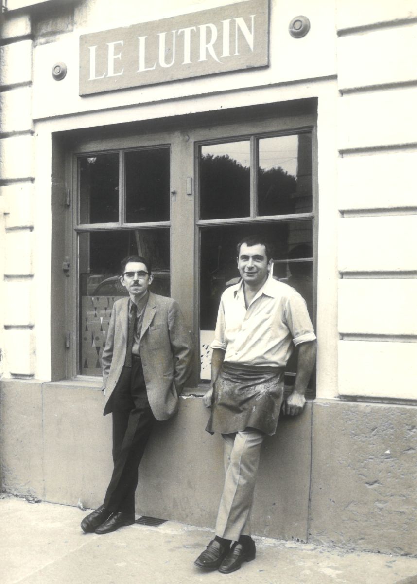 Paul Gauzit et Raymond Grandjean devant la galerie vers 1968