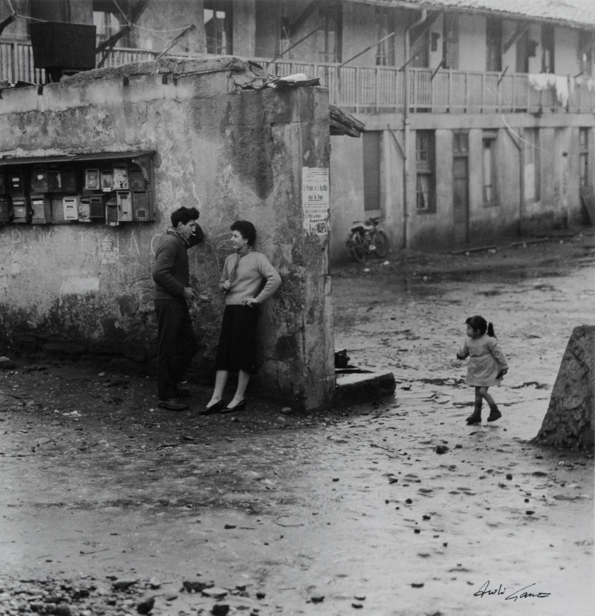 Baignade dans le Rhône devant le Pont de la Guillotière, Lyon, été 1945